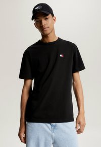 Tommy Jeans BADGE CLASSIC FIT - Basic póló - black