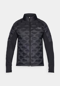 Μαύρο μπουφάν με επένδυση και ανάγλυφη υφή στο στήθος, μανίκια από μαλακό ύφασμα, ψηλό γιακά και μπροστινό φερμουάρ. Έχει το λογότυπο της μάρκας στο στήθος.