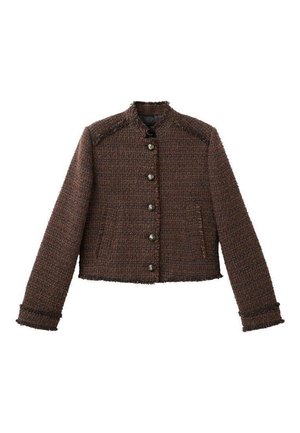 Brązowa kurtka z tkaniny typu tweed o skróconym kroju, z okrągłym kołnierzem i zapięciem na guziki z przodu. Charakteryzuje się teksturowanym materiałem i postrzępionymi krawędziami.