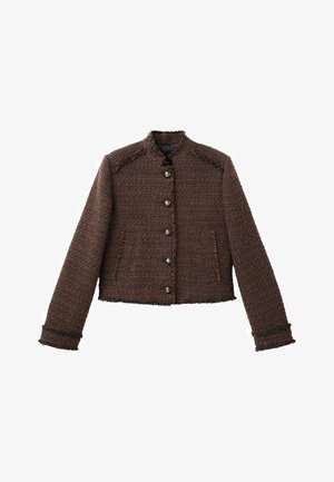 Brązowa kurtka z tkaniny typu tweed o skróconym kroju, z okrągłym kołnierzem i zapięciem na guziki z przodu. Charakteryzuje się teksturowanym materiałem i postrzępionymi krawędziami.
