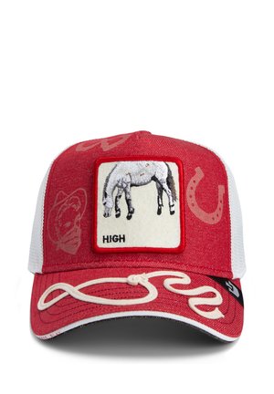 Gorra de camionero roja y blanca con un parche texturizado que presenta un gráfico de un caballo y la palabra "HIGH", acentuada con costuras curvas en blanco.