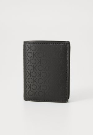Portafoglio bifold nero realizzato in materiale testurizzato con motivo del logo impresso, caratterizzato da bordi cuciti e una forma compatta e rettangolare.