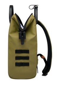 Sac à dos enroulable vert olive avec une fermeture éclair noire, trois sangles horizontales noires et des accents en cuir noir texturé. Bretelles rembourrées.