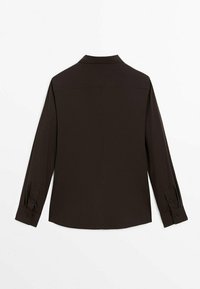 Chemise marron foncé à manches longues, poignets boutonnés, ourlet droit et col classique, vue de dos sur fond blanc.