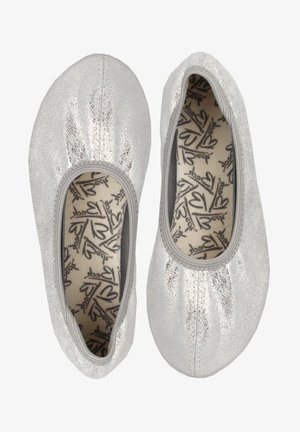 Zilveren balletschoenen met een glanzende, gestructureerde oppervlakte. Elastische bovenrand en voering van bedrukt stof met kleine hartpatronen.