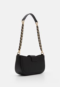 Sort lædertaske med en buet form, udstyret med en guldkæde-rem og en klaplukning. Glat tekstur med syning detaljer.
