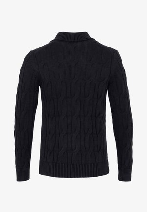 Czarny sweter z dzianiny warkoczowej z długimi rękawami oraz prążkowanym kołnierzem, mankietami i dołem, widziany od tyłu.