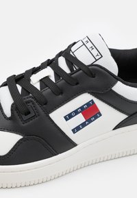 Tommy Jeans RETRO BASKET ESS - Tenisky - black/ecru