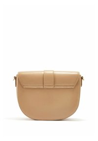 Beżowa skórzana torebka typu crossbody o zaokrąglonym kształcie, z płaską klapą i złotymi akcentami metalowymi. Gładka tekstura, minimalistyczny design.