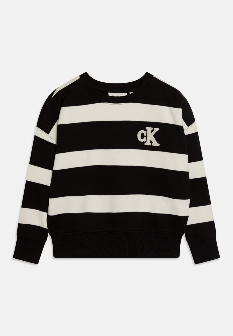 Maglione a righe bianche e nere con scollo a girocollo, polsini e orlo a coste, che presenta un logo 'cK' ricamato sul davanti.