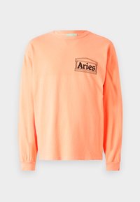 Langærmet, blød, koralfarvet bomulds t-shirt med et sort grafisk logo "Aries" på venstre bryst. Rund hals med tætsiddende manchetter.