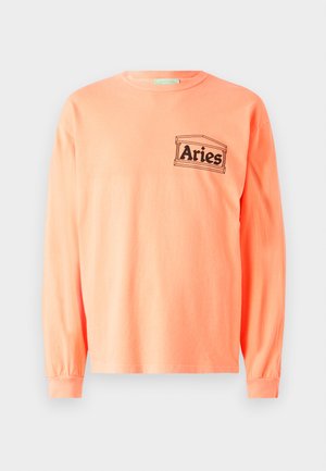 Langärmliges, weiches T-Shirt aus Korallenbaumwolle mit einem schwarzen Grafiklogo "Aries" auf der linken Brust. Rundhalsausschnitt mit schmalen Bündchen.