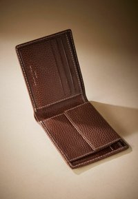Braune strukturiertes Lederportemonnaie mit mehreren Kartenfächern, einem Klappenverschluss und kontrastierenden Nähten. Das offene Design zeigt die Innenfächer.