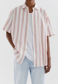 Kortarmig shirt in lichtroze en witte horizontale strepen, gemaakt van lichte stof, met een knoopsluiting aan de voorkant en een ontspannen pasvorm.