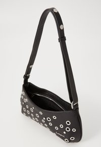 Borsa a spalla in pelle nera con accenti in metallo argentato, design sottile, interno con zip e tracolla piatta per un facile trasporto.
