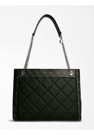 Czarna pikowana skórzana torebka na ramię z srebrnymi łańcuszkowymi uchwytami, ozdobną lamówką oraz logo "Guess EST 1981" na przednim środku.