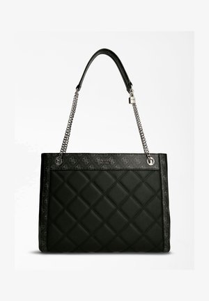 Sac à main en cuir matelassé noir avec poignées en chaîne argentée, bordure à motifs et logo "Guess EST 1981" au centre avant.