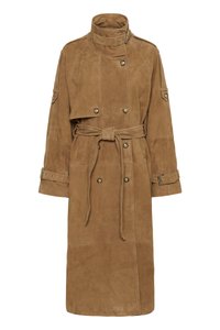 Cappotto trench in suede color tan con colletto alto, chiusura doppiopetto, vita con cintura e grandi tasche. Presenta cinturini sui polsini e una finitura testurizzata.