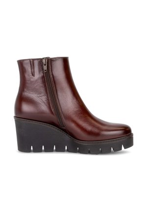 Dunkelbraune Leder-Stiefelette mit seitlichem Reißverschluss und dicker schwarzer Keilsohle mit tiefem Profil, von außen gezeigt.