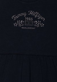 Tommy Hilfiger FLOWER KNITTED DRESS - Kasdienė suknelė - desert sky