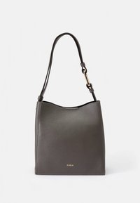 Grijze leren handtas met een gladde textuur, een gevormde bovenkant, een smalle riem en gouden accenten. Voorzien van een subtiel logo aan de voorkant.