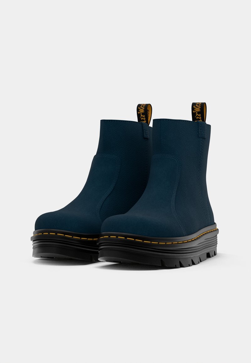 Bottines noires en cuir synthétique lisse, avec une épaisse semelle en caoutchouc noir et des coutures jaunes le long du bord.