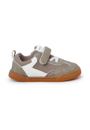 Baskets pour enfants grises et blanches avec un dessus en mesh, une sangle Velcro, une semelle en caoutchouc texturé et un col rembourré pour le confort.