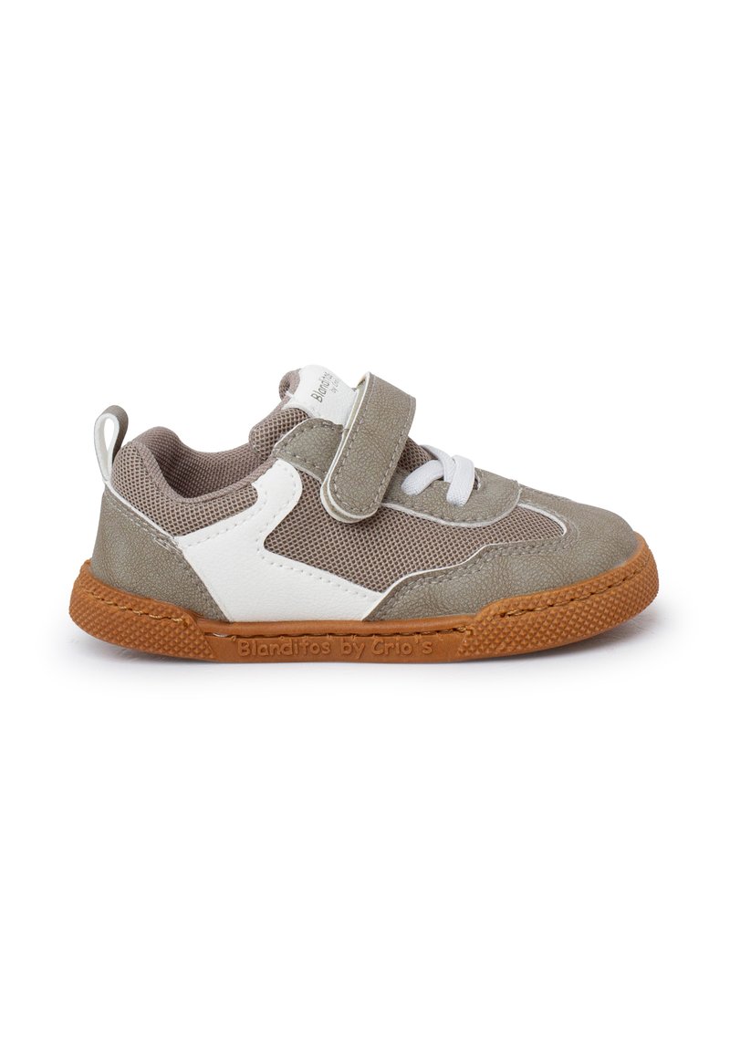 Sneaker per bambini grigio e bianco con tomaia in mesh, fascia in velcro, suola in gomma testurizzata e colletto imbottito per il comfort.