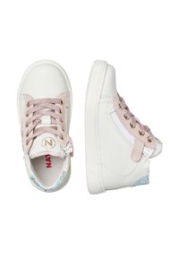 Sneakers alte bianche con lacci e dettagli rosa. Cinghia rosa testurizzata, dettaglio del tallone blu glitterato e occhielli dorati aggiungono contrasto.