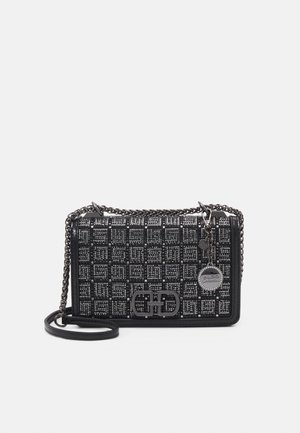 Czarna prostokątna torba na ramię z srebrnymi ćwiekami w wzór kratki, podwójnym łańcuszkiem i metalowym logo oraz okrągłym zawieszką z przodu.