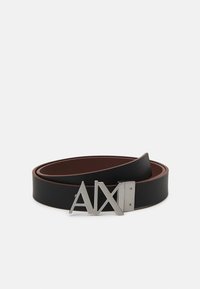 Schwarzer und brauner wendbarer Ledergürtel mit einer rechteckigen silbernen Metallschnalle, die ein stilisiertes "A|X"-Logo zeigt. Glatte Textur.