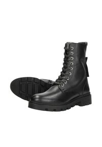 Zwarte leren militaire laarzen met een gestructureerde afwerking, robuuste zool, metalen oogjes en ronde veters, met een hoogte tot halverwege het scheenbeen en een lus voor het aantrekken.