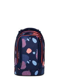 Sac à dos bleu marine avec des taches abstraites corail et bleu clair, plusieurs compartiments zippés et une poignée rembourrée sur le dessus.