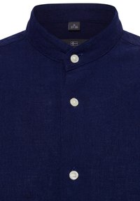 Marineblaues Leinenhemd mit Stehkragen, ausgestattet mit zwei weißen Knöpfen und einem Etikett, das die Größe 37-38 angibt. Glatte Textur mit minimalistischem Design.