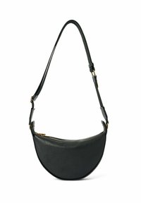 Borsa a tracolla in pelle nera con forma semilunare, finitura testurizzata, dettagli in metallo dorato e cinturino regolabile.