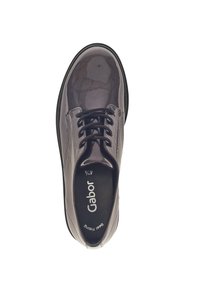 Donkergrijze veterschoen van glanzend synthetisch materiaal. Beschikt over een gepolsterde inlegzool, ronde neus en subtiele stiksels.