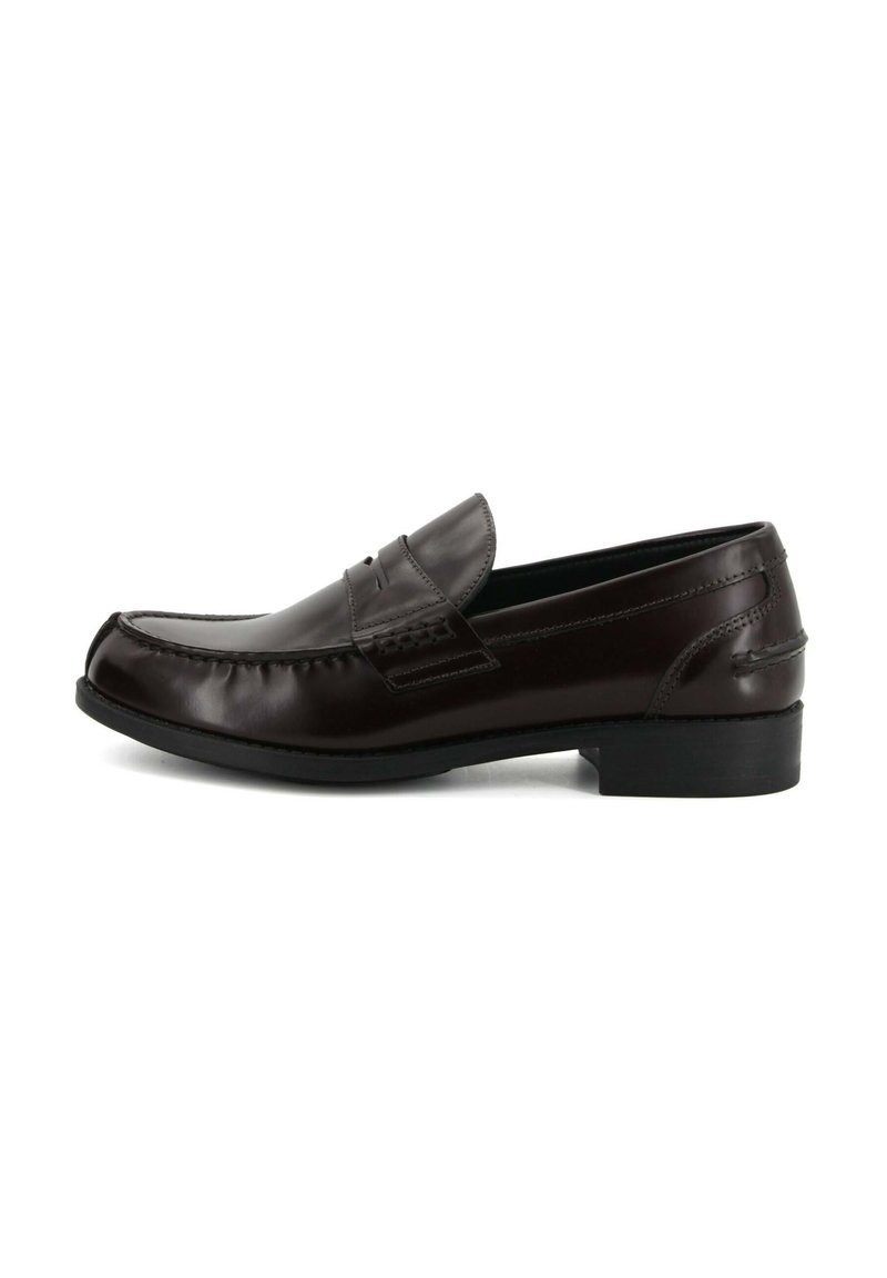 Mocassino in pelle marrone scuro con una finitura liscia, punta leggermente arrotondata e cuciture decorative. Tacco nero basso e design slip-on.