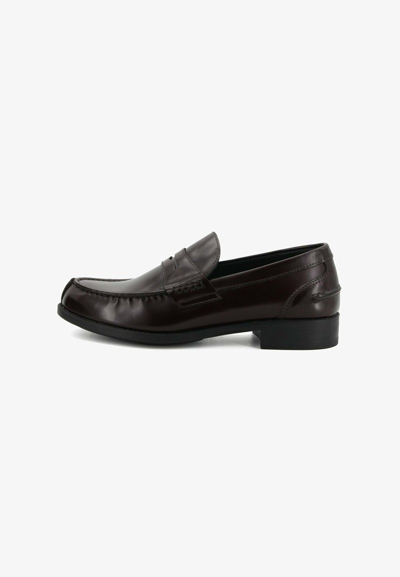 Mocassino in pelle marrone scuro con una finitura liscia, punta leggermente arrotondata e cuciture decorative. Tacco nero basso e design slip-on.