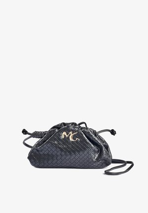 Borsa in pelle intrecciata nera con chiusura a coulisse e un accento del logo dorato. Presenta una forma morbida e rilassata e una tracolla regolabile.