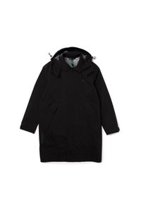 Černý voděodolný kabát s límcem, nastavitelnou kapucí a dvěma předními kapsami. Má hladkou texturu a kontrastní podšívku.