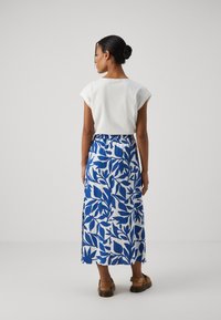 Vero Moda Petite VMEASY SKIRT - Trapecinis sijonas - snow white/mazarine blue