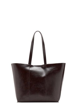 Grand sac cabas en cuir marron foncé avec deux longues anses et des coutures verticales sur fond blanc.