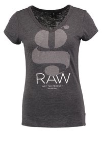 Tmavě šedé bavlněné tričko s výstřihem do V, na němž je velký bílý grafický motiv s tečkovaným vzorem a textem "RAW JUST THE PRODUCT" pod ním. Kr�átké rukávy.