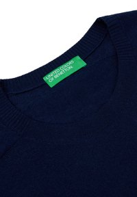 Maglione a maglia blu navy con collo rotondo. Presenta un tessuto testurizzato e un'etichetta verde con la scritta "UNITED COLORS OF BENETTON."