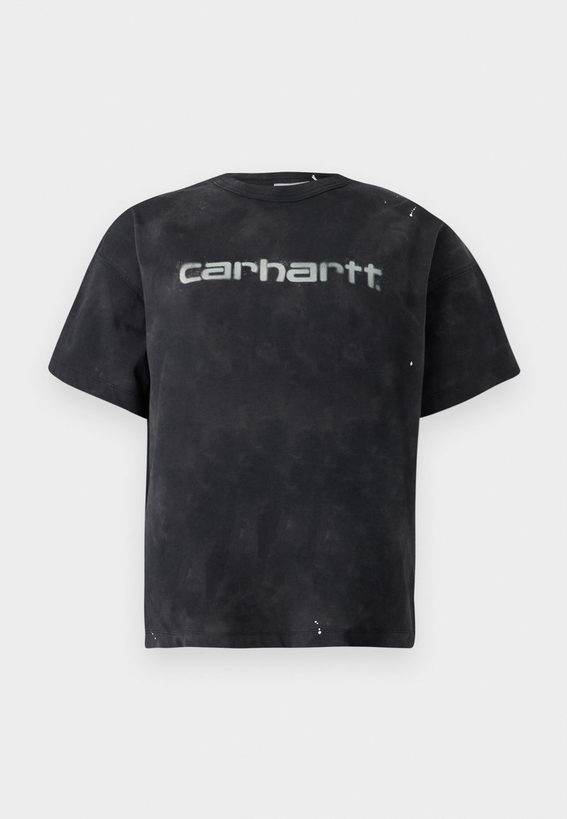 Sort tie-dye T-shirt lavet af bomuld. Har korte ærmer, rund halsudskæring og en stor grå logo foran. Subtile slidte detaljer.