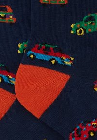 Calzini blu navy con motivi colorati di auto, con sezioni arancioni per il tallone e le punte. Texture lavorata a maglia e dettagli vivaci in tutto il prodotto.