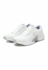Zapatillas deportivas blancas con parte superior de malla, superficie texturizada, acentos grises, diseño de cordones y un logotipo en el lateral. Suela de goma con patrón de agarre.