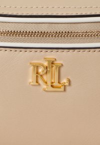 Borsa a mano in pelle beige con logo "RLL" in tonalità oro, texture liscia e cuciture bianche a contrasto lungo la cerniera.