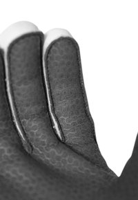 Texturierte schwarze Handschuhe mit gemusterter Oberfläche, weißen Akzenten entlang der Finger und enger Passform, die für Geschicklichkeit und Grip ausgelegt sind.