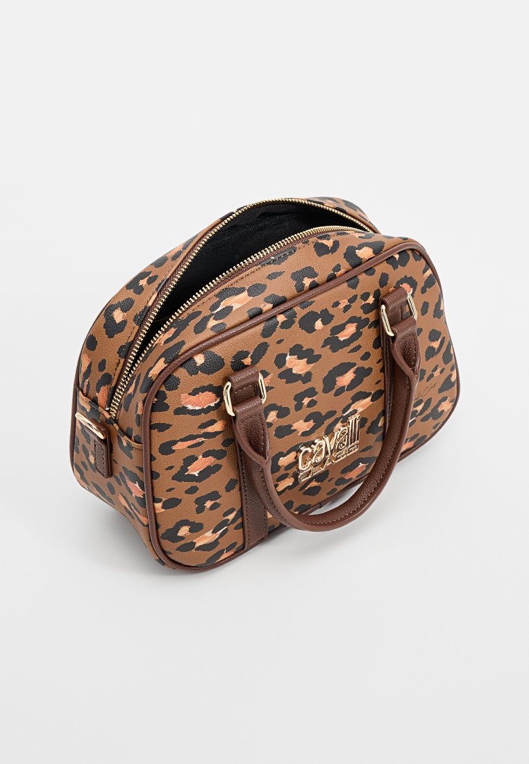 Torebka w panterkę o strukturalnym kształcie, brązowy materiał z czarnymi akcentami, złote elementy metalowe i dwa brązowe uchwyty.